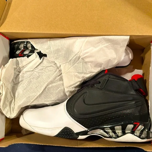 Selling these shoes for 140  air zoom Vick 2